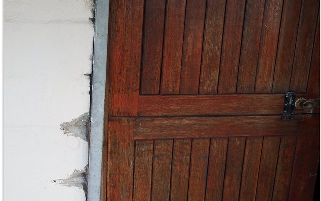 Regs: Die merke waar Gansbaai Pistoolklub se deur met â€˜n koevoet of iets vandalisties oopgebreek is